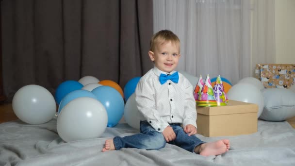 Rindo Criança Feliz Aniversário Entre Balões — Vídeo de Stock