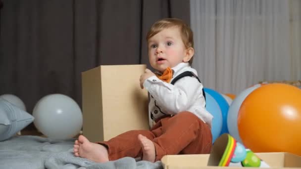 Ребенок Празднует Свой Первый День Рождения Среди Воздушных Шаров — стоковое видео