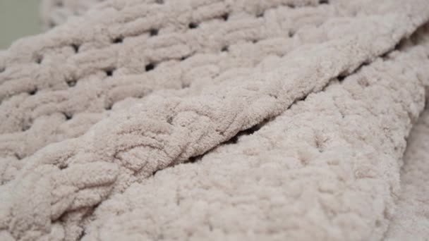 沙发上 用灰玫瑰色浅灰红色的毛毯编织而成的大毛毯 — 图库视频影像