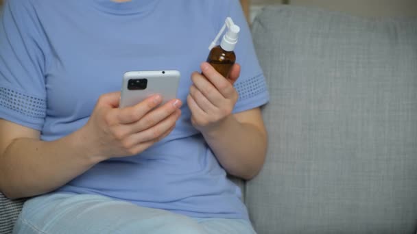 Kobieta Czytająca Instrukcje Korzystania Leków Internecie Pomocą Smartfona — Wideo stockowe