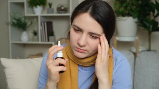 Rhinitis Hasta Bir Kadın Burnuna Ilaç Sıkar — Stok video