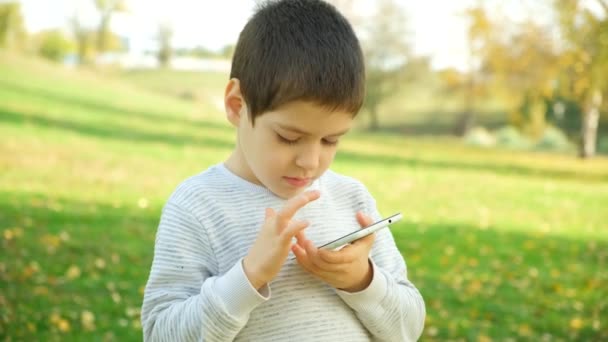 Μικρό Παιδί Που Χρησιμοποιεί Smartphone Εξωτερικούς Χώρους — Αρχείο Βίντεο