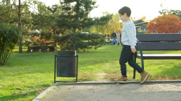 Bir Çocuk Parktaki Çöp Kutusuna Çöp Atıyor — Stok video