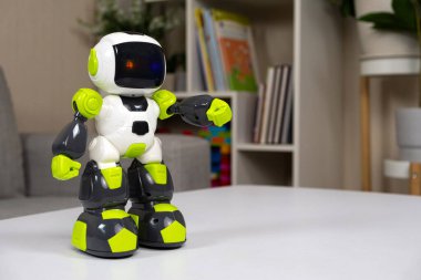 Robot çocuklar için elektrikli bir oyuncak. Çocuklar için eğitici modern oyuncaklar.