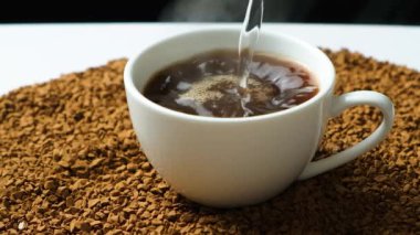 Sıcak, aromatik, hazır granüllü kahve.