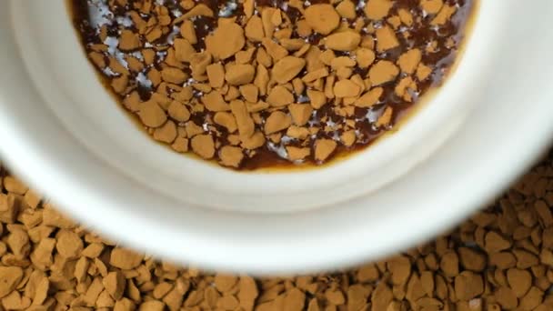 Slow Motion Shot Van Koffiekorrels Oplossen Kokend Water Bovenaanzicht — Stockvideo