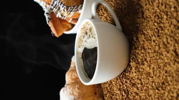 インスタントコーヒーの粒とスコーン 美しくて美味しい朝食 — ストック動画