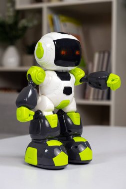 Robot çocuklar için elektrikli bir oyuncak. Çocuklar için eğitici modern oyuncaklar.