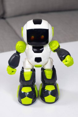 Robot çocuklar için elektrikli bir oyuncak. Çocuklar için eğitici modern oyuncaklar.