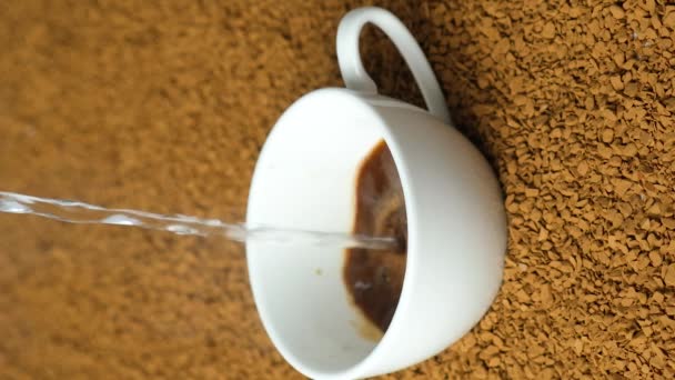 Пивоварение Растворимого Кофе Наливание Кипящей Воды Гранулы Вкусный Ароматный Гранулированный — стоковое видео