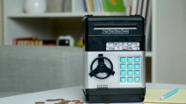 Oyuncak güvenli domuz kumbarası çocuklar için para, bozuk para ve banknotlar.