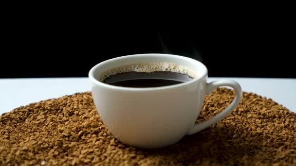 Een Persoon Neemt Een Kopje Hete Instant Granulaat Koffie — Stockvideo