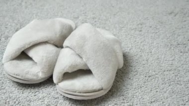 Modern Moda Tüylü Gri Ev Terlikleri Halıda.