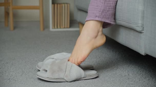 Eine Frau Schlafanzug Zieht Stylische Flauschige Pantoffeln Bequeme Und Moderne — Stockvideo