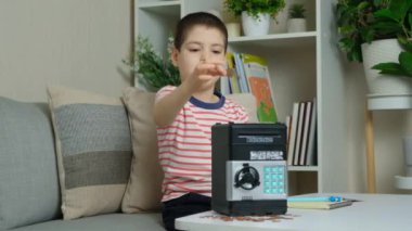 6 yaşında bir çocuk oyuncak kasasına koyarak para biriktiriyor. Finansal açıdan bilgili çocuklar..