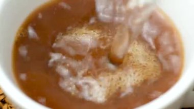 Kafeinsiz hazır kahve hazırlanıyor, yakın plan..