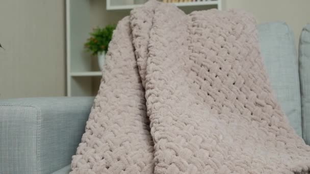 沙发上 用灰玫瑰色浅灰红色的毛毯编织而成的大毛毯 — 图库视频影像