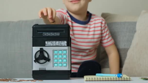 Ένα Μικρό Αγόρι Βάζει Ένα Νόμισμα Έναν Ασφαλή Κουμπαρά Οικονομικός — Αρχείο Βίντεο