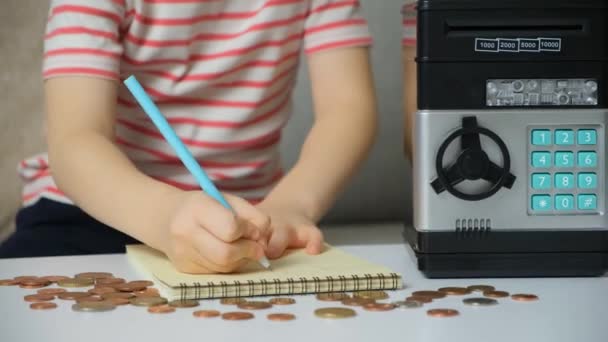 Ребенок Записывает Рассчитывает Финансовые Расходы Грамотность Детей Монеты — стоковое видео