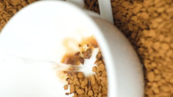 Vaří Instantní Kávu Nalévá Vařící Vodu Granule Lahodná Aromatická Zrnitá — Stock video