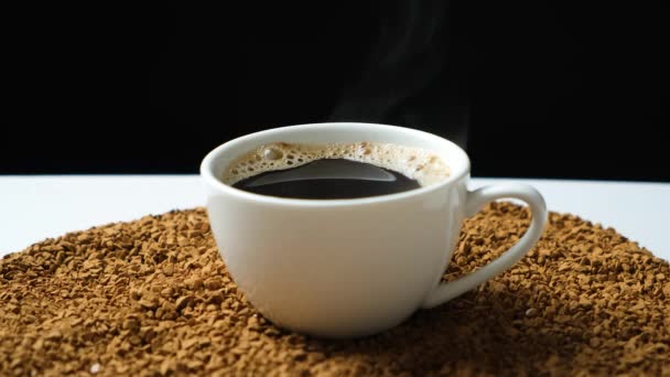 Filiżanka Gorącej Aromatycznej Liofilizowanej Kawy Instant Stojącej Wśród Granulek Stole — Wideo stockowe