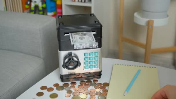 Caja Seguridad Para Almacenar Dinero Mujer Poniendo Billetes Cien Dólares — Vídeo de stock