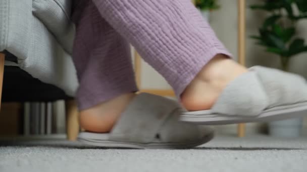 一个穿睡衣的女人穿着时髦的蓬松拖鞋 舒适而现代的鞋子和衣服 — 图库视频影像