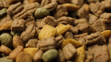 Kediler ve kediler için kuru yiyecek. Tam bir kedi diyeti..