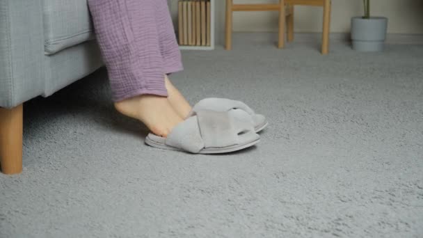 Женщина Пижаме Надевает Стильные Пушистые Тапочки Удобная Современная Обувь Одежда — стоковое видео