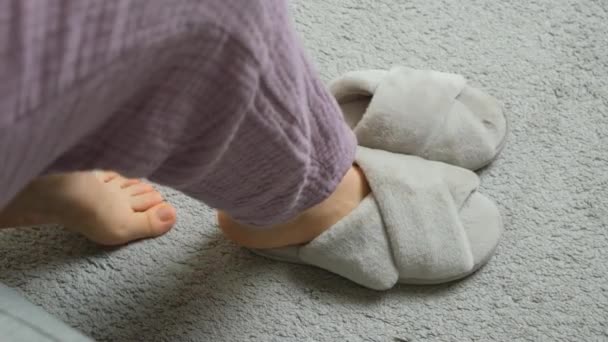 Žena Pyžamu Obléká Stylové Nadýchané Pantofle Pohodlné Moderní Boty Oblečení — Stock video