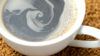 Sıcak aromalı kahvenin yüzeyindeki desenler ve buhar.