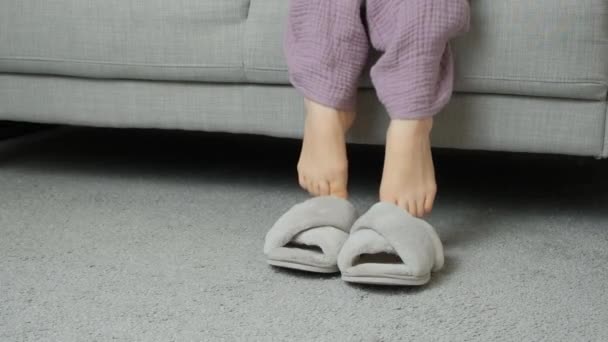 Žena Pyžamu Obléká Stylové Nadýchané Pantofle Pohodlné Moderní Boty Oblečení — Stock video