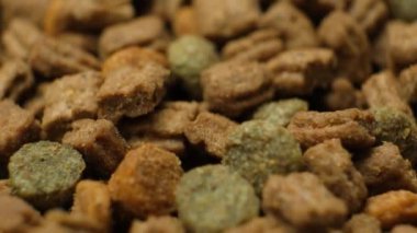 Kediler ve köpekler için kuru yiyecek. Tam bir diyet.