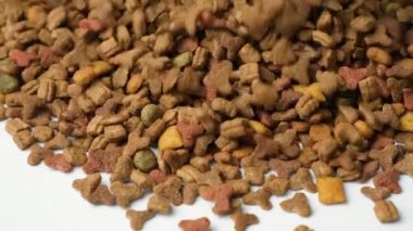 Kediler ve kediler için kuru yiyecek. Tam bir kedi diyeti..