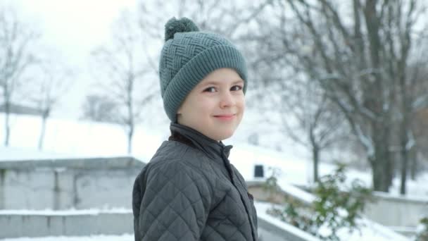 Porträt Eines Glücklichen Kleinen Kindes Das Winterlichen Park Wandelt Und — Stockvideo