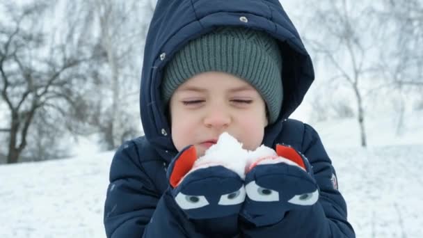 小孩儿在冬天玩雪 动作缓慢 — 图库视频影像