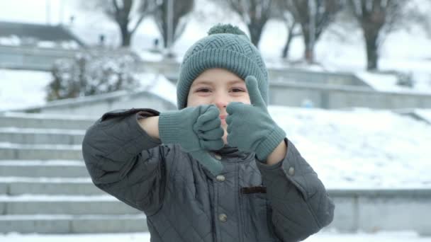 Liten Vinter Barn Visar Händerna Gest Tummen Upp Och Ner — Stockvideo