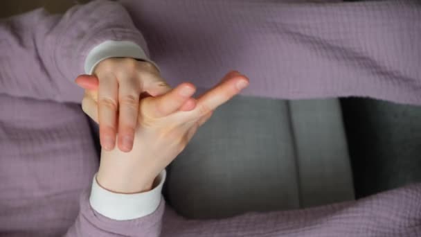 Uma Mulher Torce Dedos Quebra Pulsos Devido Estresse Ansiedade — Vídeo de Stock