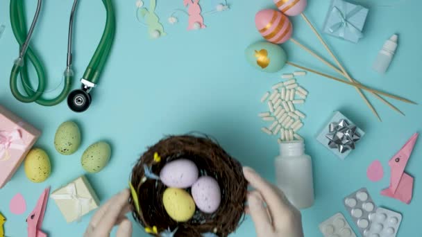 Een Dokters Handschoen Houdt Een Nest Van Kleurrijke Eieren Vast — Stockvideo