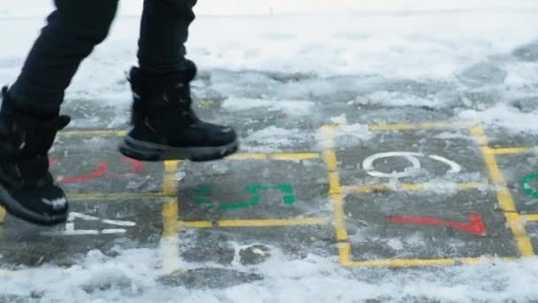Kid Jumping Hopscotch Klasiky Zimě Boty Mokrém Sněhu Během Sněžení — Stock video