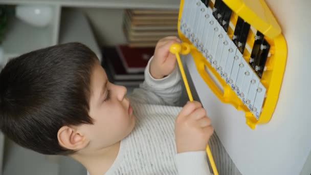 Niño Seis Años Toca Metalófono Instrumento Musical Percusión Grabación Vertical — Vídeos de Stock