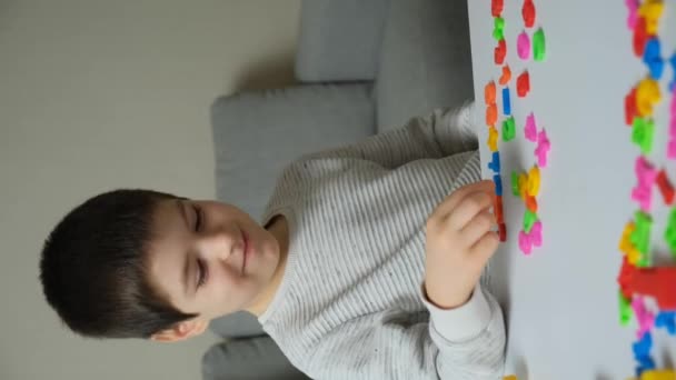 Uma Criança Seis Anos Aprende Matemática Brincando Com Números Juntando — Vídeo de Stock