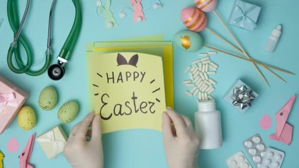 Der Arzt Zeigt Eine Postkarte Mit Dem Text Frohe Ostern — Stockvideo