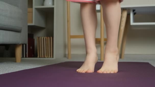 Anak Melompat Bertelanjang Kaki Yoga Mat Kaki Close Olahraga Anak — Stok Video