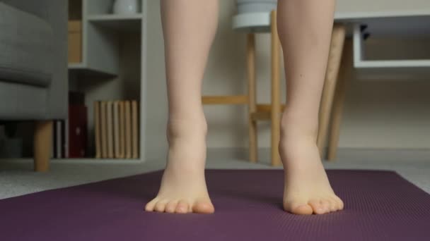 Ayak Uçlarında Yürüyen Çocuk Yoga Minderinde Yalın Ayak Yürüyor — Stok video