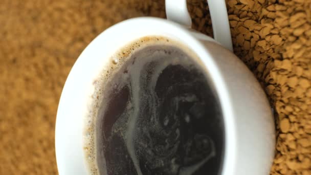 アロマティック粒状インスタントコーヒー 表面の泡 熱い飲み物からの蒸気 — ストック動画