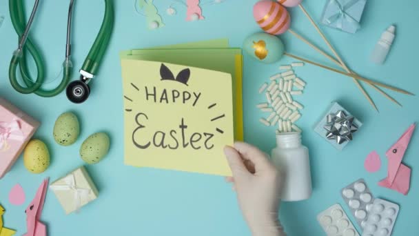 Doktor Üzerinde Mutlu Paskalyalar Yazan Bir Kartpostal Gösteriyor Tıbbi Paskalya — Stok video