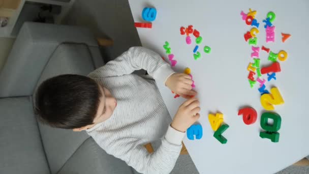 Niño Seis Años Aprende Matemáticas Jugando Con Números Cifras Poniéndolos — Vídeos de Stock