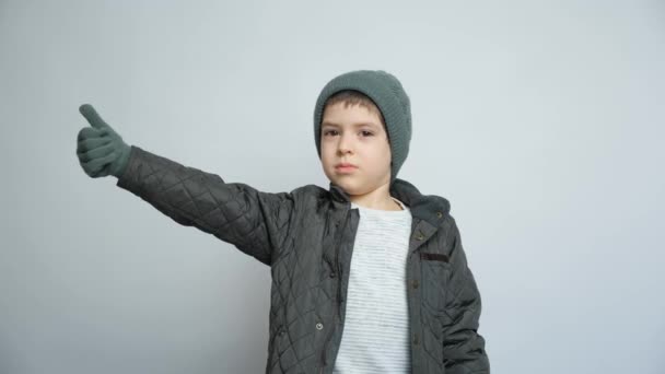 Rapaz Feliz Seis Anos Sorrir Mostrar Polegares Usando Chapéu Jaqueta — Vídeo de Stock