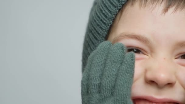 Nettes Kind Mit Hut Und Fäustlingen Auf Weißem Hintergrund Lächelt — Stockvideo
